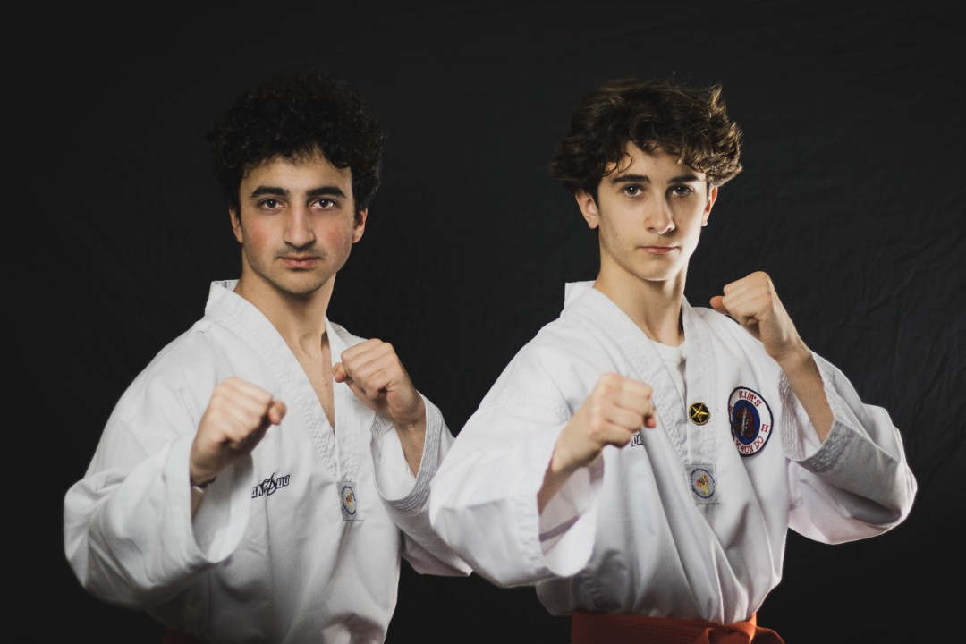 Deux adultes dans le cours pour adultes au centre Kim&#039;s Taekwondo à Montréal
