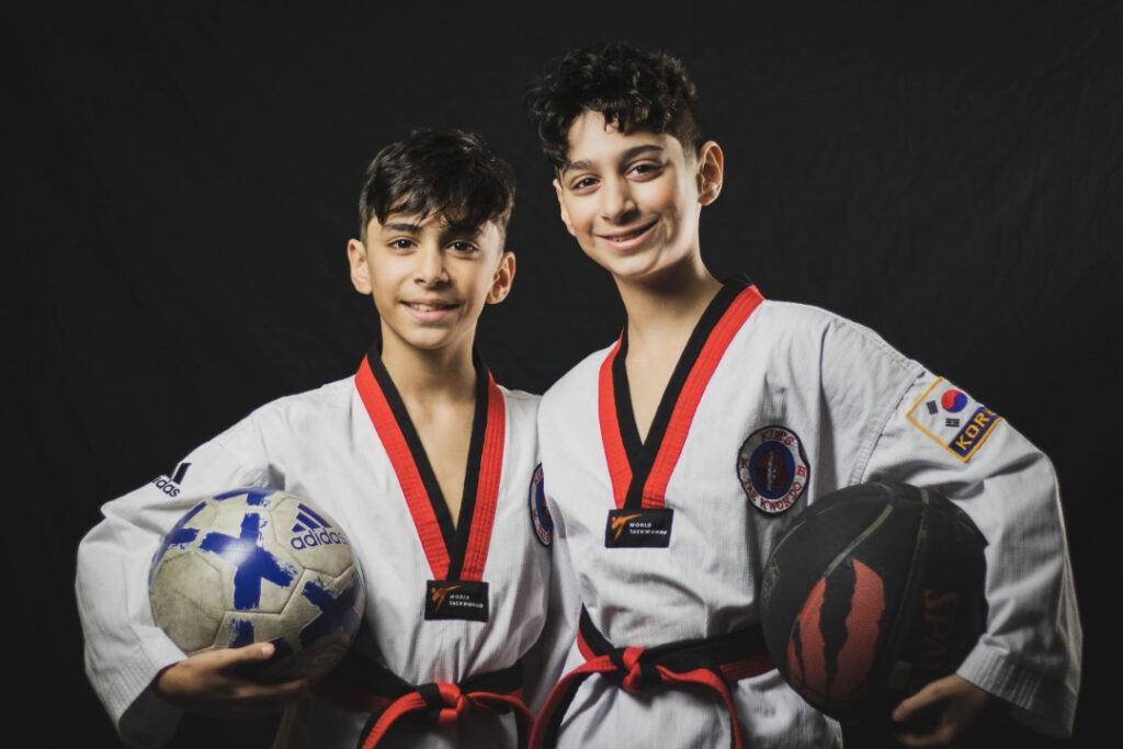 Deux jeunes adultes participant au programme de camp d&#039;été du centre Kim&#039;s Taekwondo à Montréal.